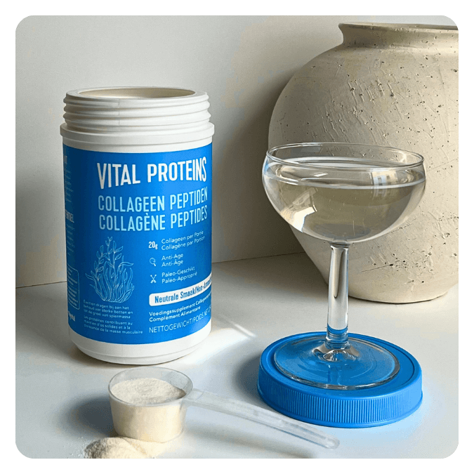 Vital Proteins collageen poeder met glas water en maatschep
