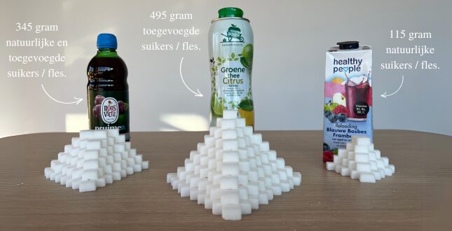 Vergelijking in suikergehalte bij dranken: roosvicee, groene thee siroop, blauwe bes drank.
