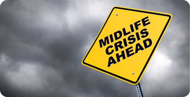 Waarschuwingsbord met de tekst ‘Midlife Crisis Ahead’ tegen een donkere lucht als symbool voor onrust en veranderingen.